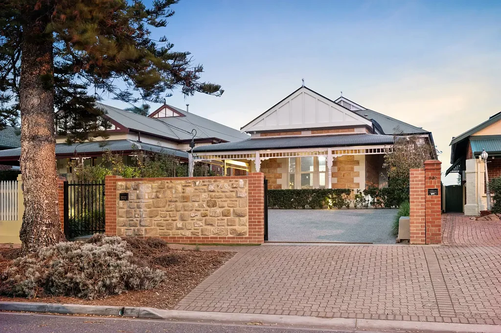 Grange 4房  A c.1915 Masterpiece Meets Architectural Elegance & Beachside Designer Living