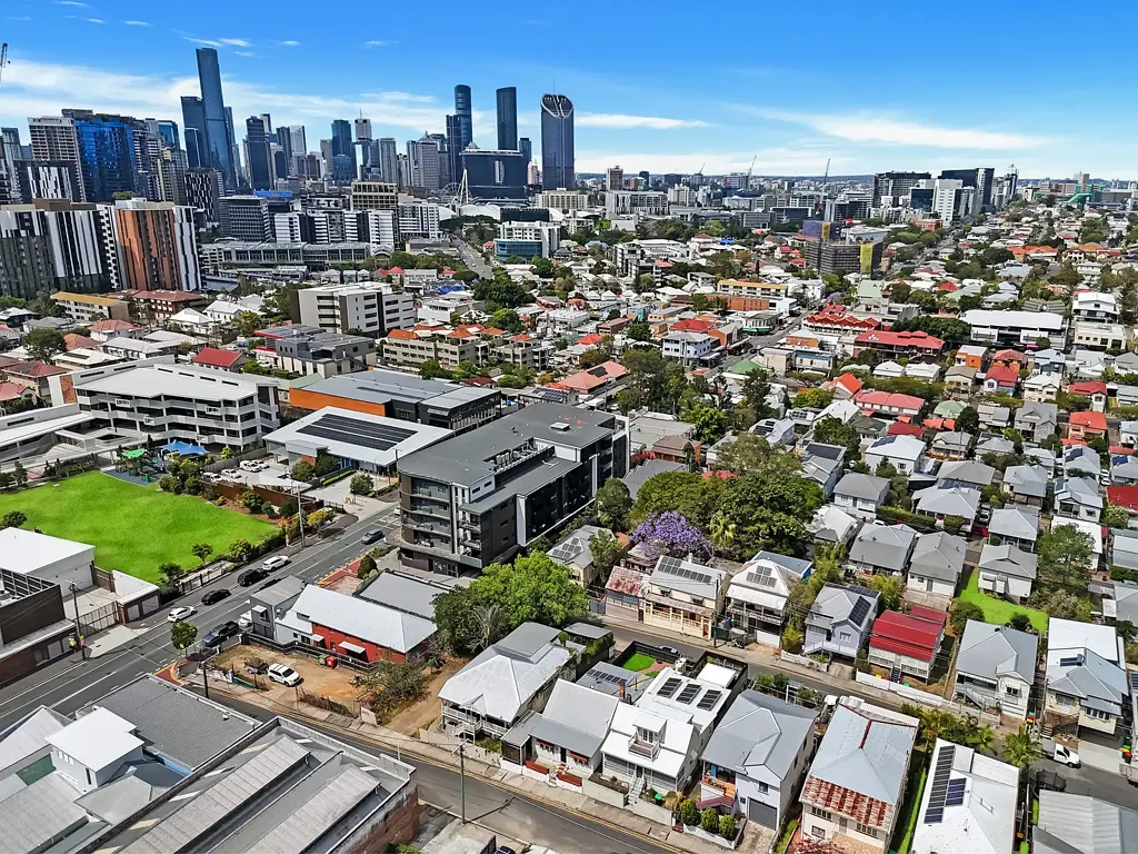 Cute as button! Freshly Renovated 2 bedroom + Study house in West End!