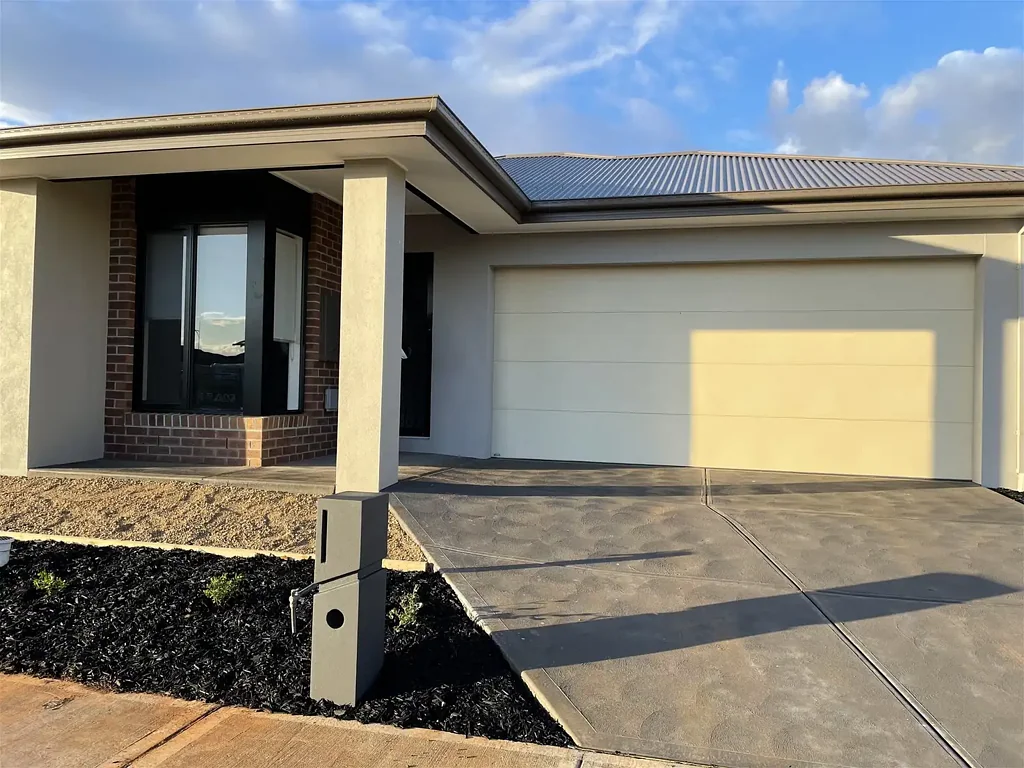 "Stunning Rental Opportunity in Sought-After Strathtulloh: Modern House for Rent!"