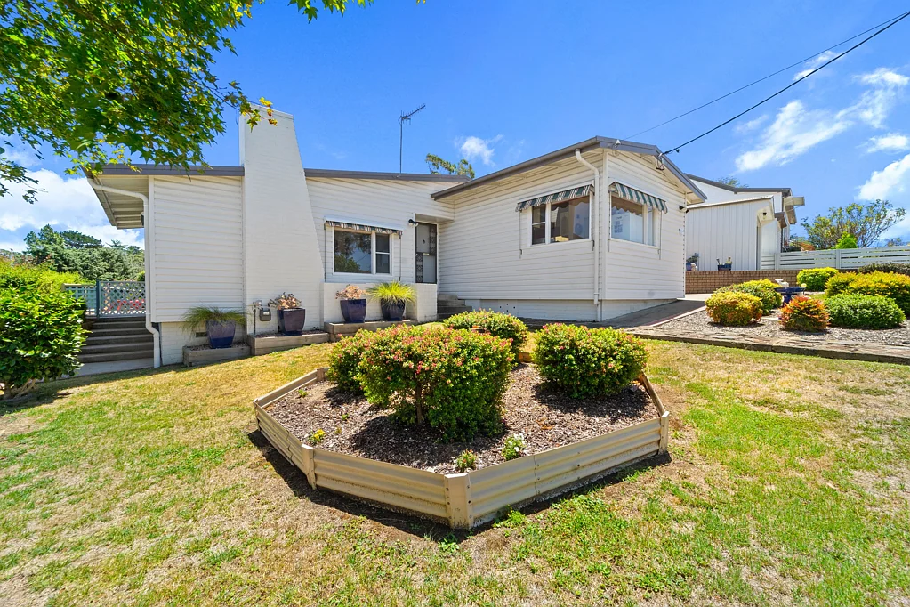 Cooma 4 Bedroom More than meets the eye!