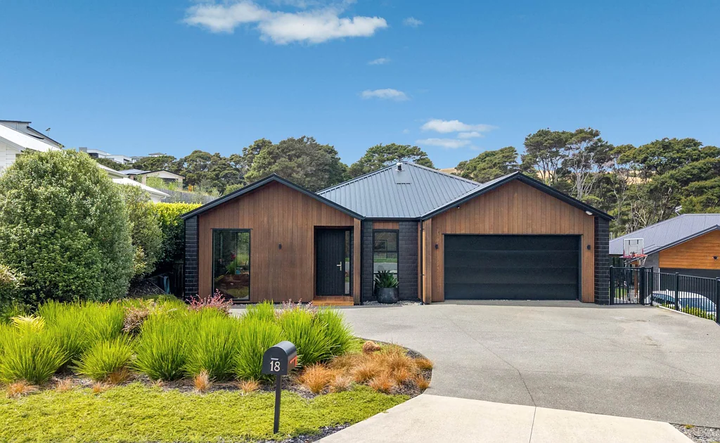 Maraetai 4 Slaapkamer Don't Miss This Price