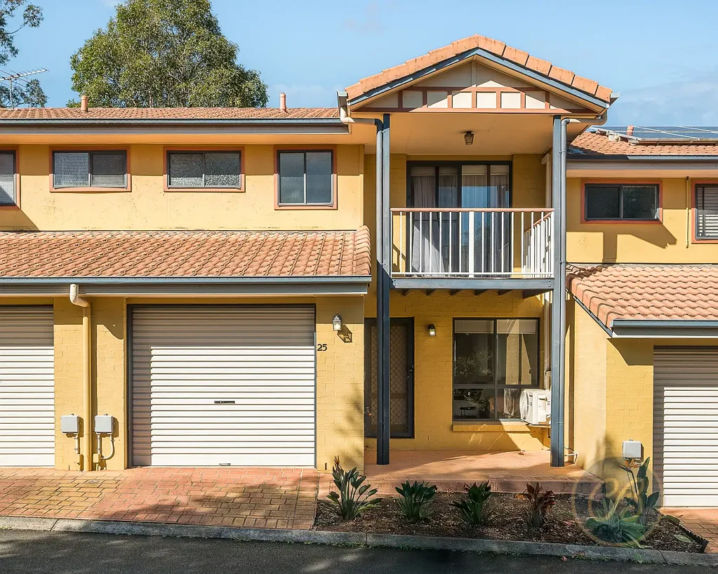 Aspley 3 Bedroom Spacious Townhouse with Pool, Privacy & Comfort