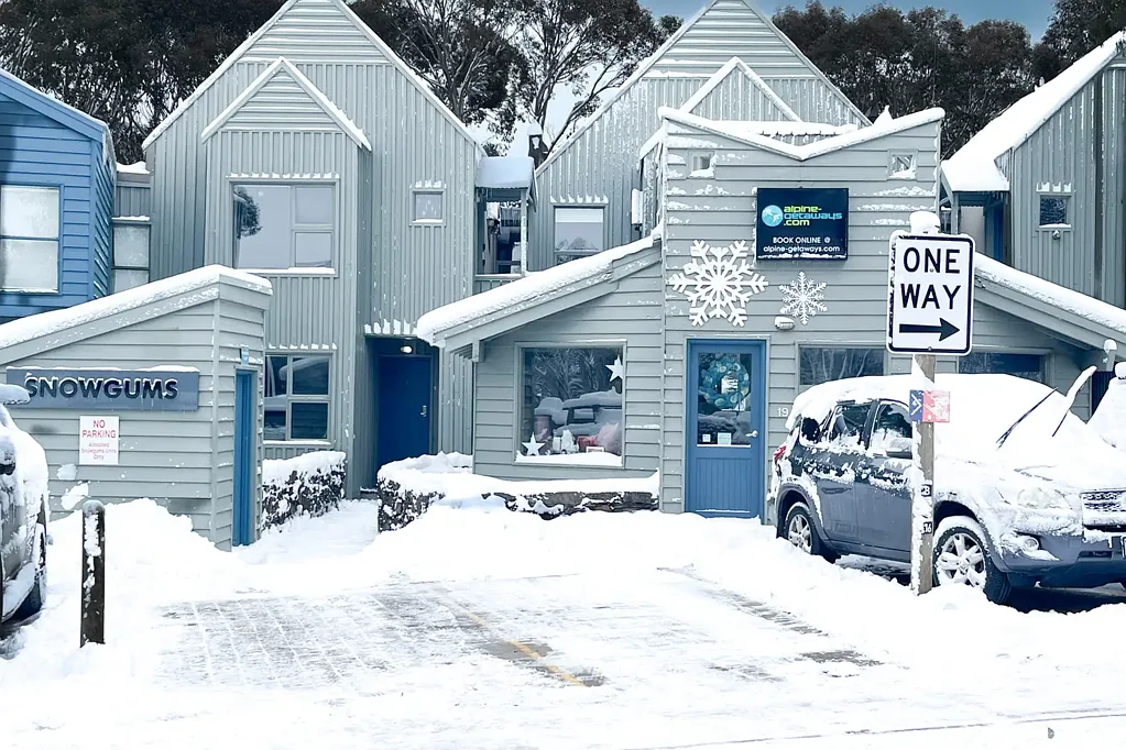 Dinner Plain 2房  Beautifully renovated 2-bedroom apartment in prime 'Reserve front' location by the Alpine National Park.