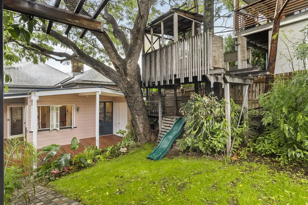 Teneriffe 5침실 At the heart of the home is Queenslander Charm with Rare Dual-Street Frontage & Future Potential.