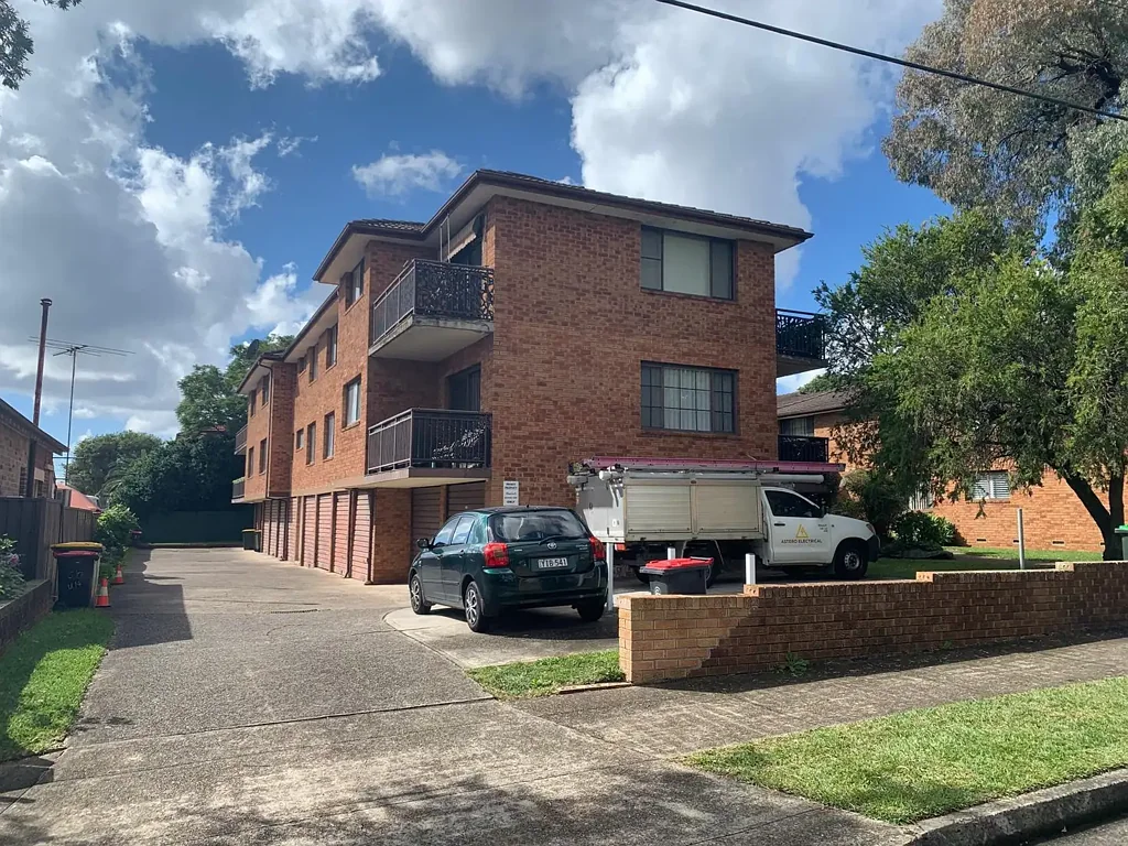 Sunny 2 Bedroom Unit in a Secure Complex