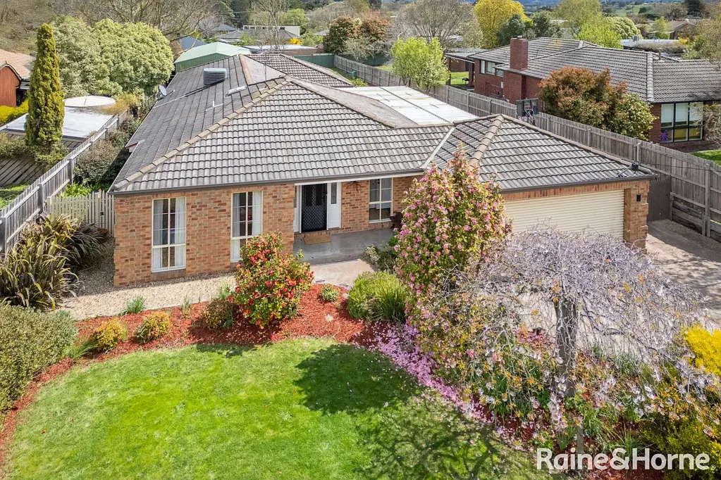 Gisborne 4 Slaapkamer Spacious Family Living with 4 Bay Shed and Side Access - 1257m² approx.