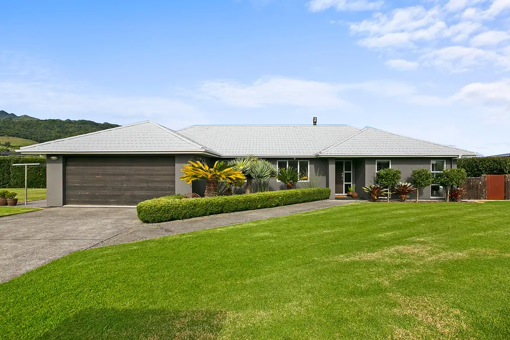 Oakura 4 Bedroom Green Serene Outlook- Family Home