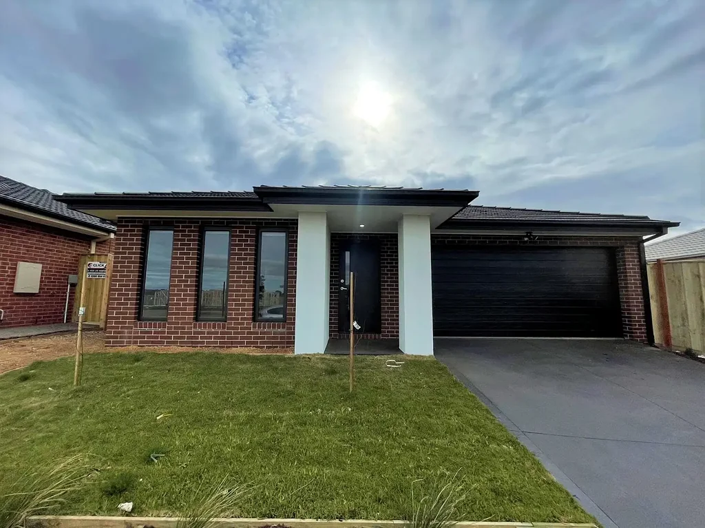 Immaculate Near New Spacious Family Home In Prime Location!