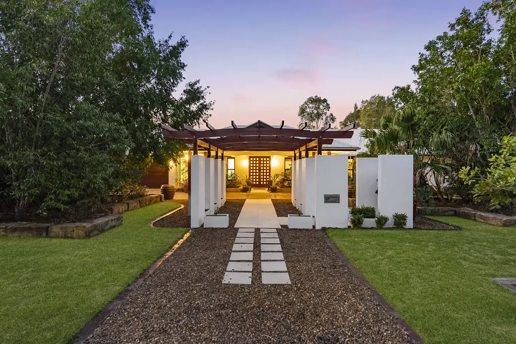 Pullenvale 5ห้องนอน Elevated Pullenvale Estate with Heated Lap Pool, Wine Cellar and Energy Conscious Design