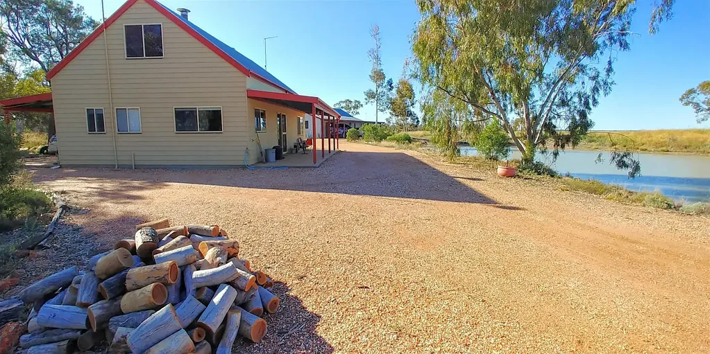 Lightning Ridge 6房  Unique property with two houses only 5 minutes to town