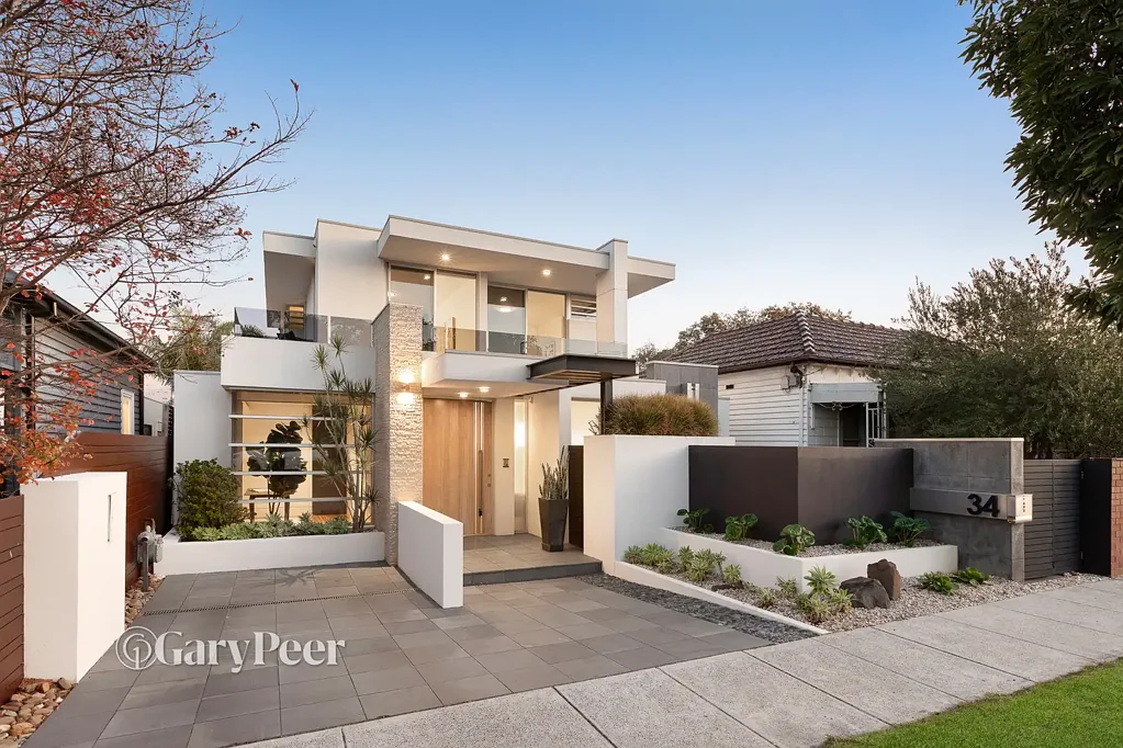 Elsternwick 5房 现代四卧设计 精选内部风格 潜在双主套房 木地板门厅 私密庭院 美食厨房 Miele设备 下沉客厅 Electrolux烧烤 北向阳台 优质学区 活力购物村 Contemporary sophistication conveniently situated