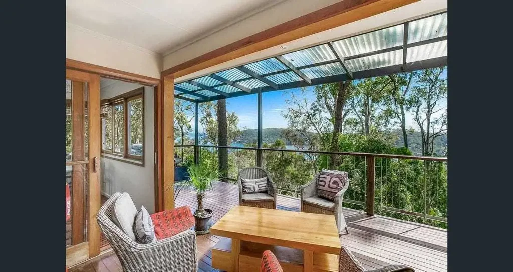 2 Bedroom Upper Duplex with Pittwater Views