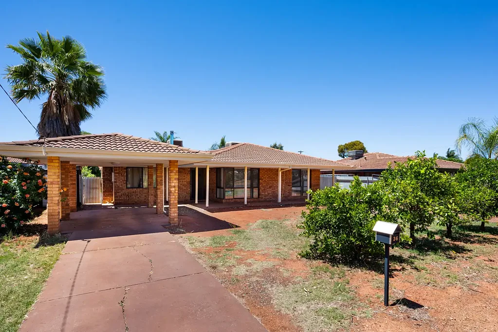 West Lamington 4कमरा Renovated Brick Family Home in a Great Location!