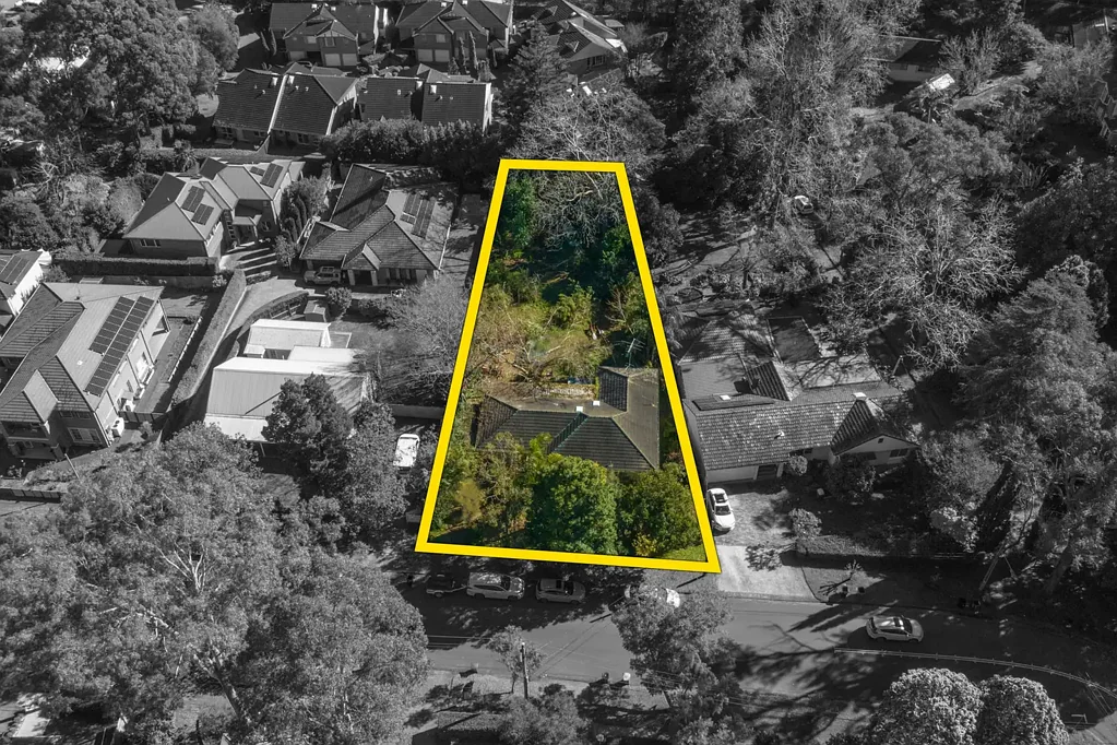 Thornleigh 3 Slaapkamer Rare Sub-Division or Development Site Subject To Council Approval - 1258sqm Outstanding Opportunity in Second-to-None Location
