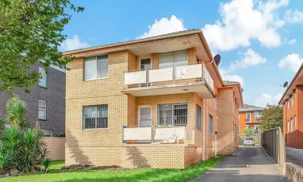 SMALL BOUTIQUE COMPLEX OF 6 IN ULTRA CONVENIENT SETTING CLOSE TO STATION