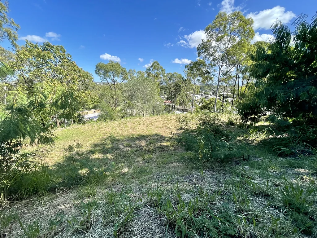Kin Kora 2230 M2, 180 DEGREE VIEWS, IN THE MIDDLE OF GLADSTONE!