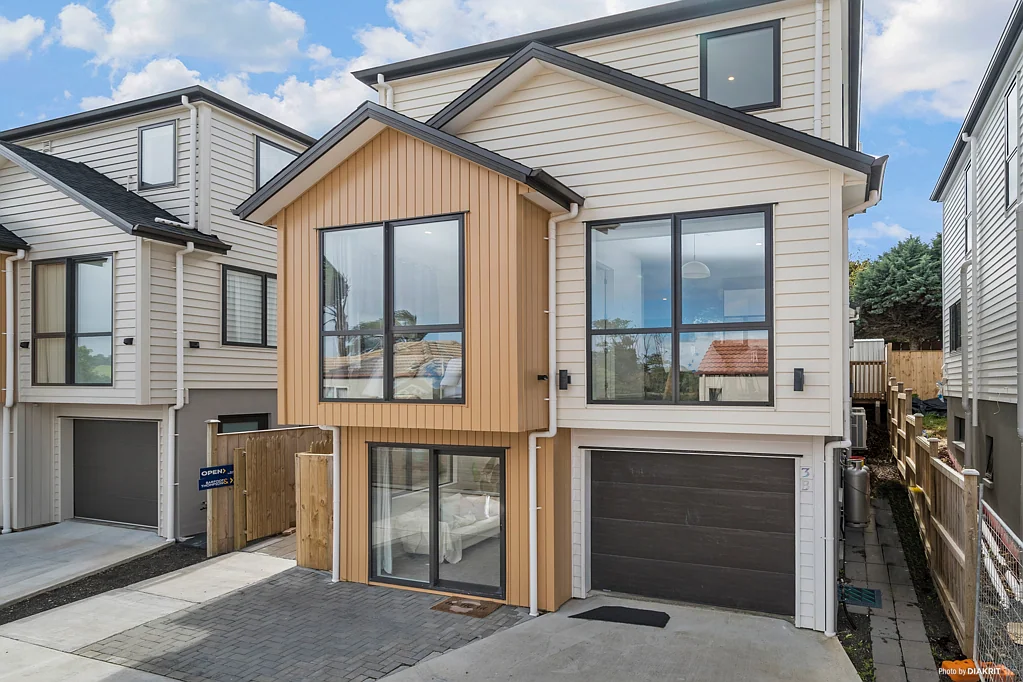 Forrest Hill 5房  A Stunning, Near-New Freehold Home in a Prime Location