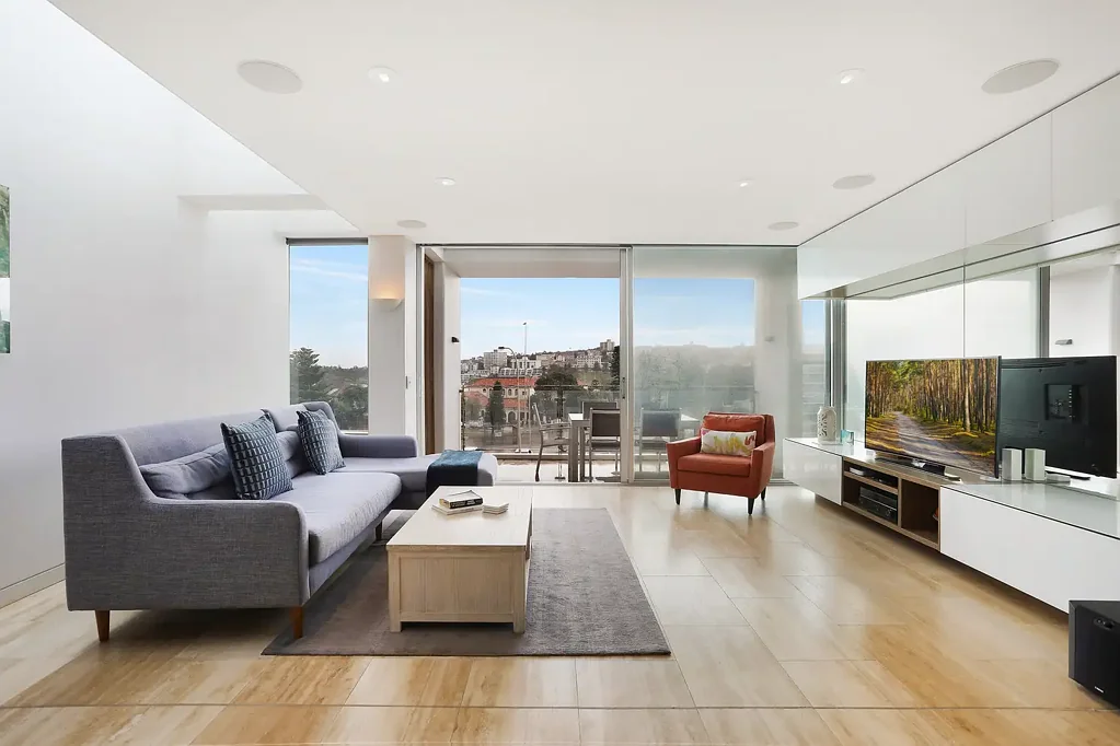 LUXURY BONDI BEACHFRONT PENTHOUSE WITH BREATHTAKING VIEWS