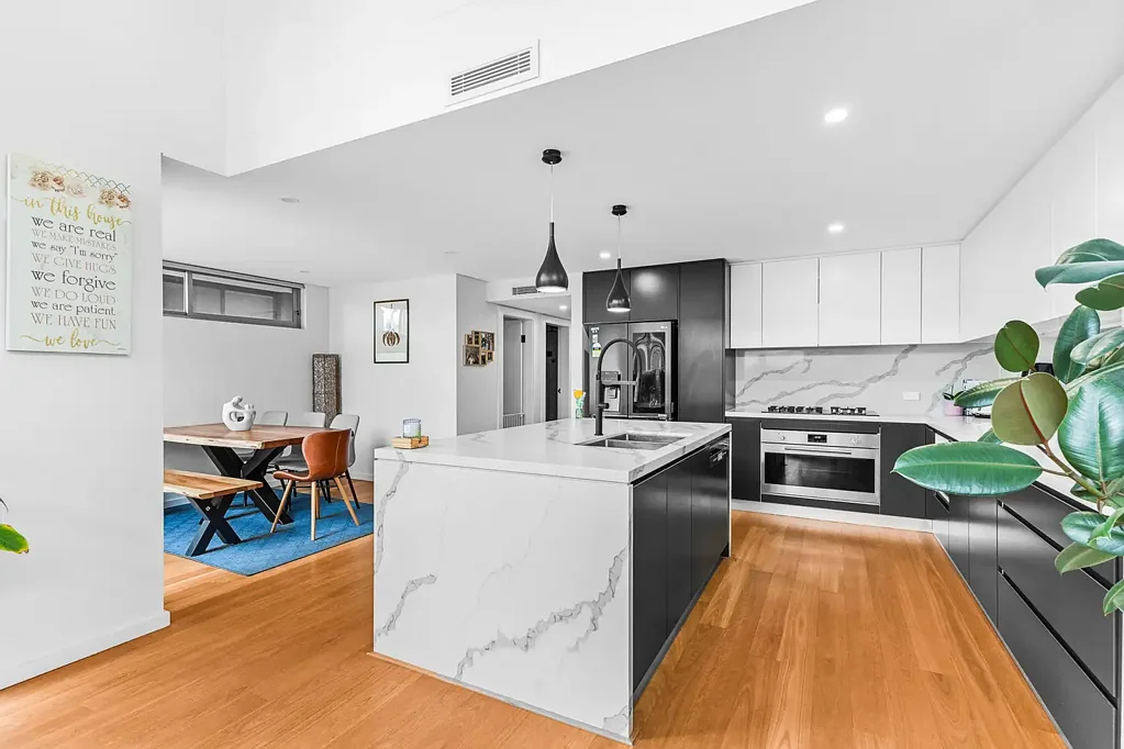 Sylvania 5Kwarto Sun-Drenched Torrens Title Double-Brick Duplex