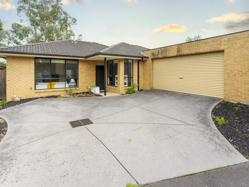 Mooroolbark 3房 独立产权 526sqm土地 3卧2卫 双车库 宁静后街 充足采光 现代厨房 宜人社区 The Right Start