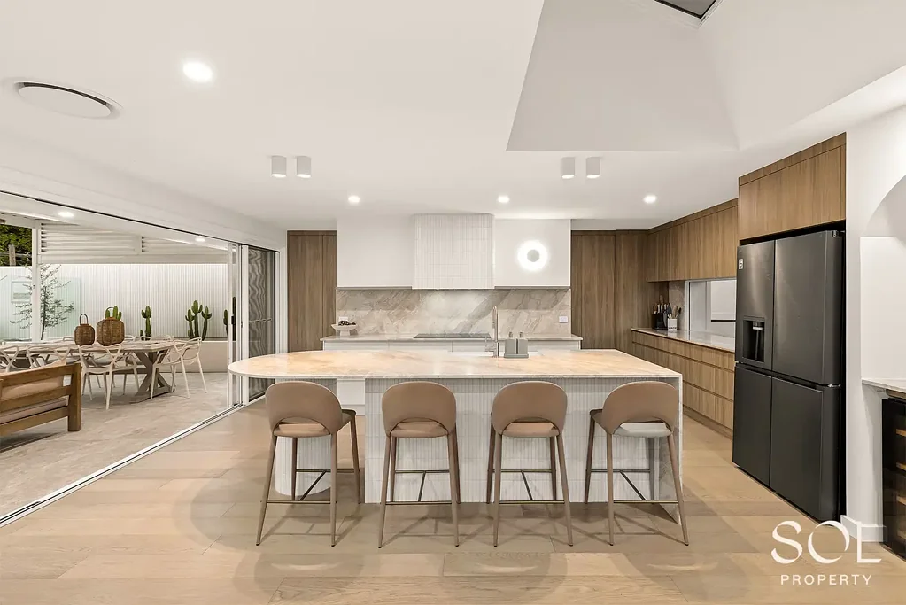 Carseldine 4房 宽敞主套房 私人步入衣帽间 706m²地块 多个生活区 精心厨房 石材台面 低维护泳池 全年户外用餐 现代浴室 管道空调 Where Luxury Meets Contemporary Living