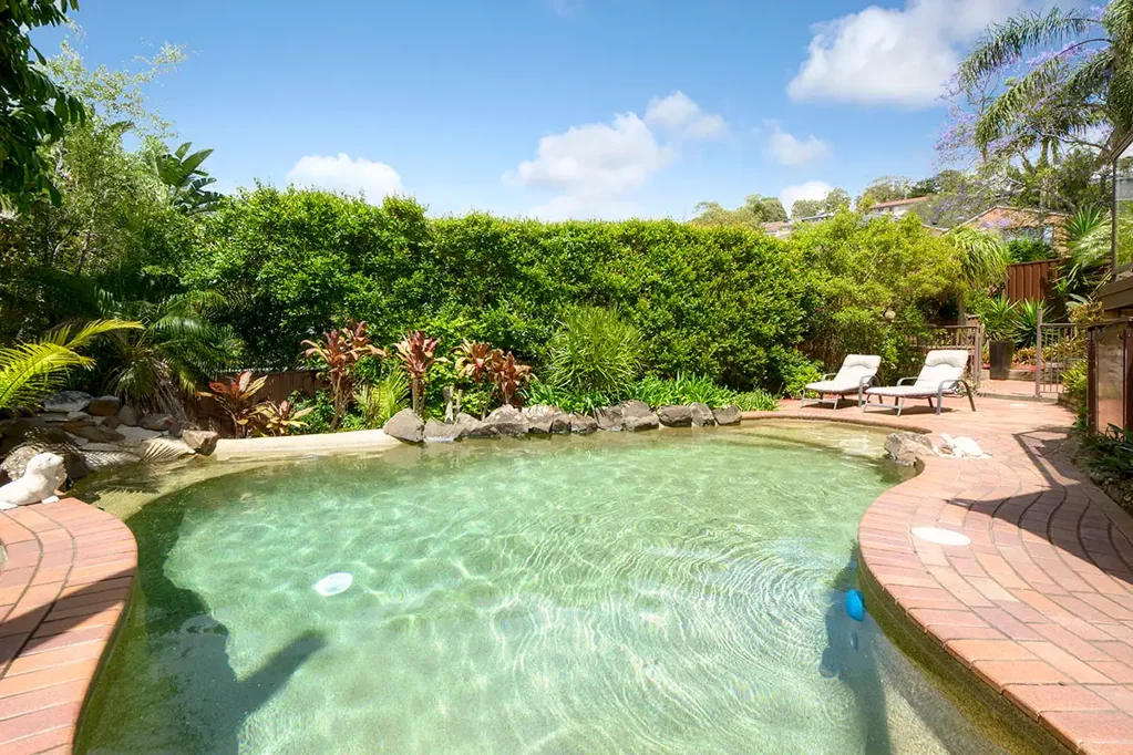 Illawong 4房 宁静死胡同 604.5sqm家庭宅 茂密林地景观 全宽遮盖露台 四卧带套间 明亮欧洲厨 私人泳池庭院 步行河畔公园 SANCTUARY.