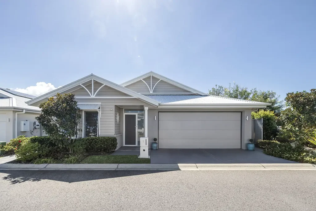 Anna Bay 3غرفة نوم Elegant Three-Bedroom Retreat - Sunlit Alfresco Living