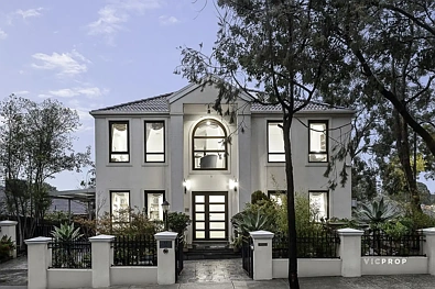 Bundoora 4房 街角私享景致 优质电器石台面 豪华主卧套房 加热露台 安全系统齐全 步行商圈大学 Elegant and opposite the park