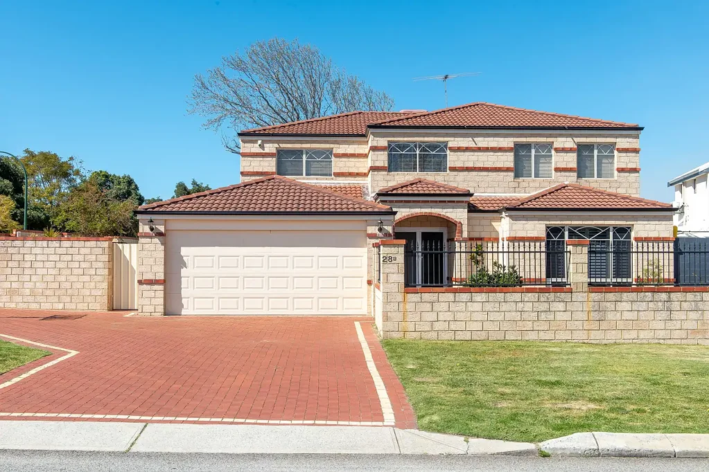 Ardross 5房  Beautiful CORNER SITE means SPACE for all