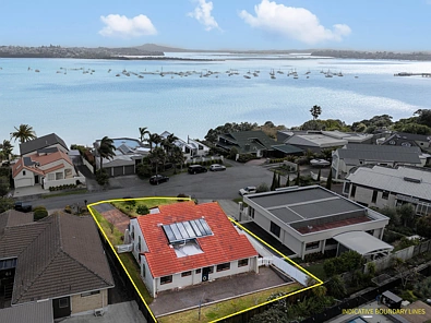 Half Moon Bay 5房 623m²宽敞平坦地块，MHS分区，内进式双车库+低维护花园，海景与改建潜力兼备！ Prime Half Moon Bay Opportunity - Sea Views & More