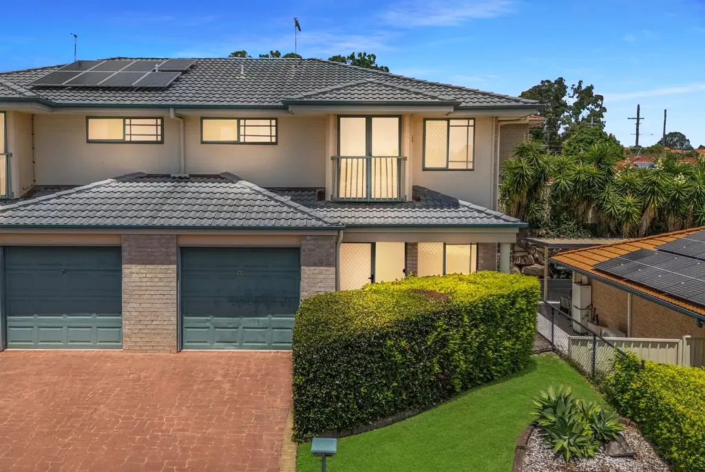 Albany Creek 3ห้องนอน Stylish Townhouse Living with Expansive Courtyard & Entertaining Space
