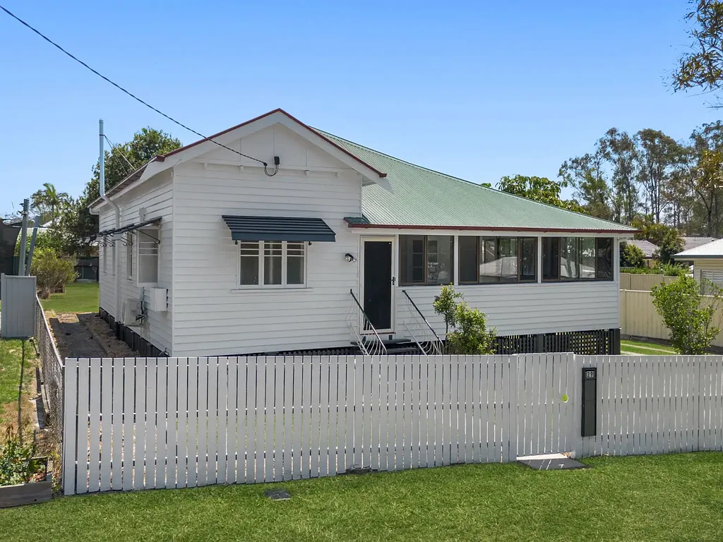 Goodna 4ਬੈੱਡਰੂਮ TIMELESS CHARM AND CHARACTER | QUEENSLANDER HOME ON A 893m2 BLOCK