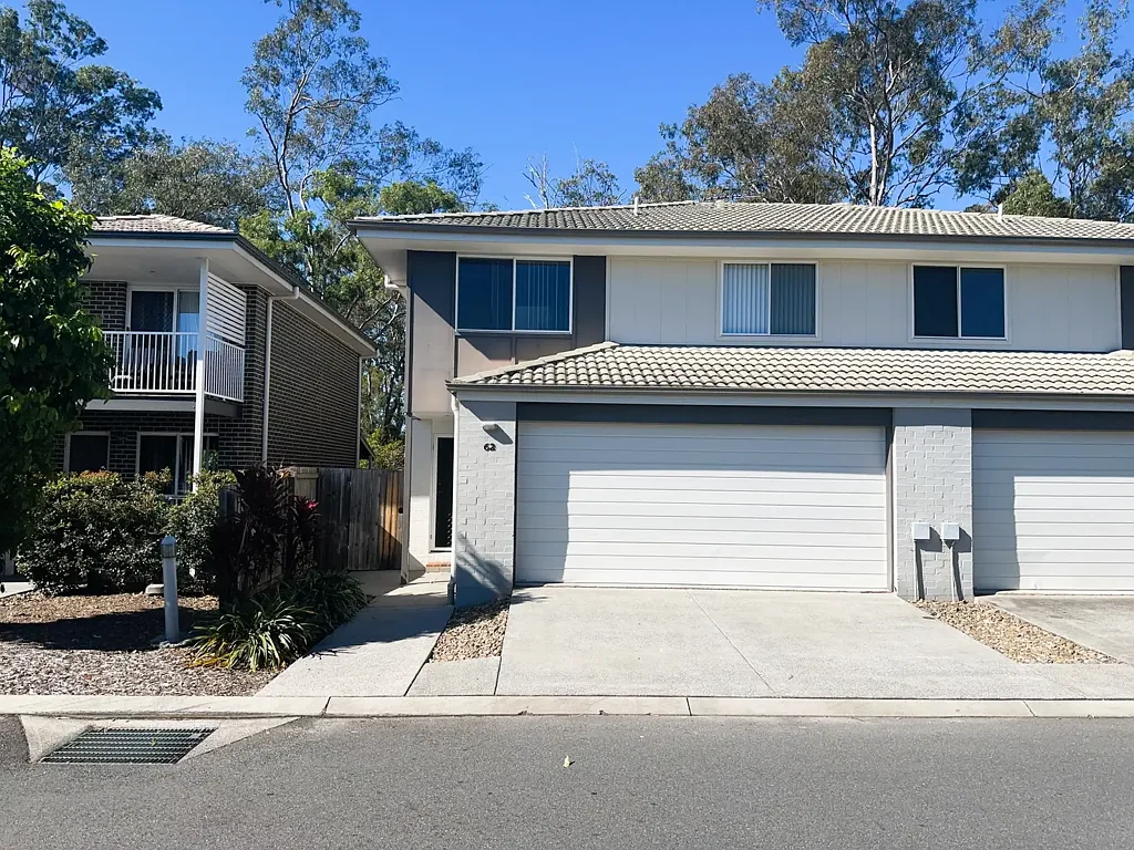 4 bedroom, 3 bathroom modern townhouse