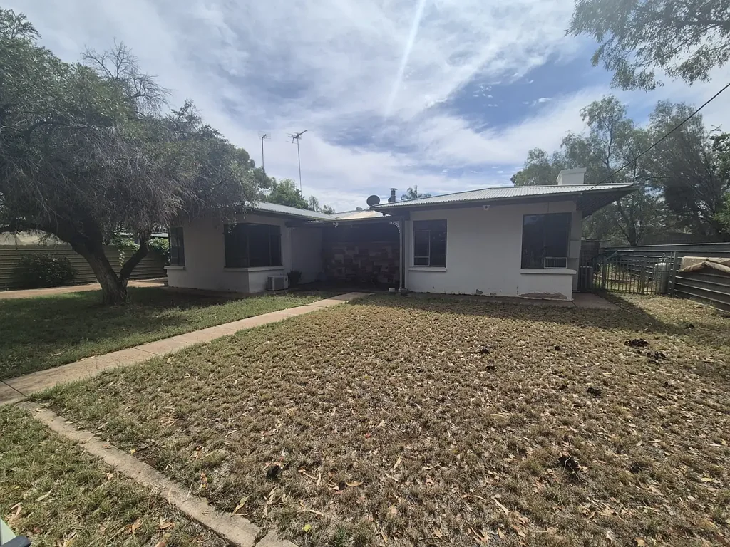 3 BEDROOM, 1 BATHROOM HOUSE IN BRAITLING WITH LARGE BACKYARD