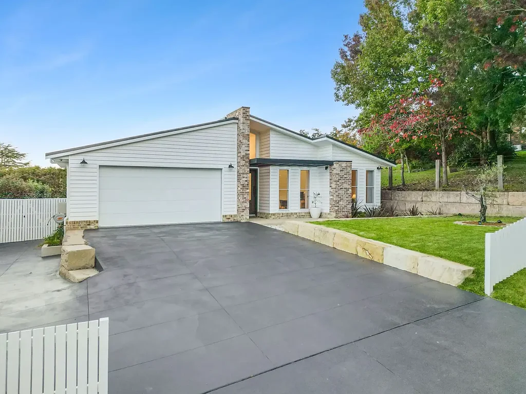 Kurrajong Heights 4Zimmer Near new home on 1,005sqm with stunning views