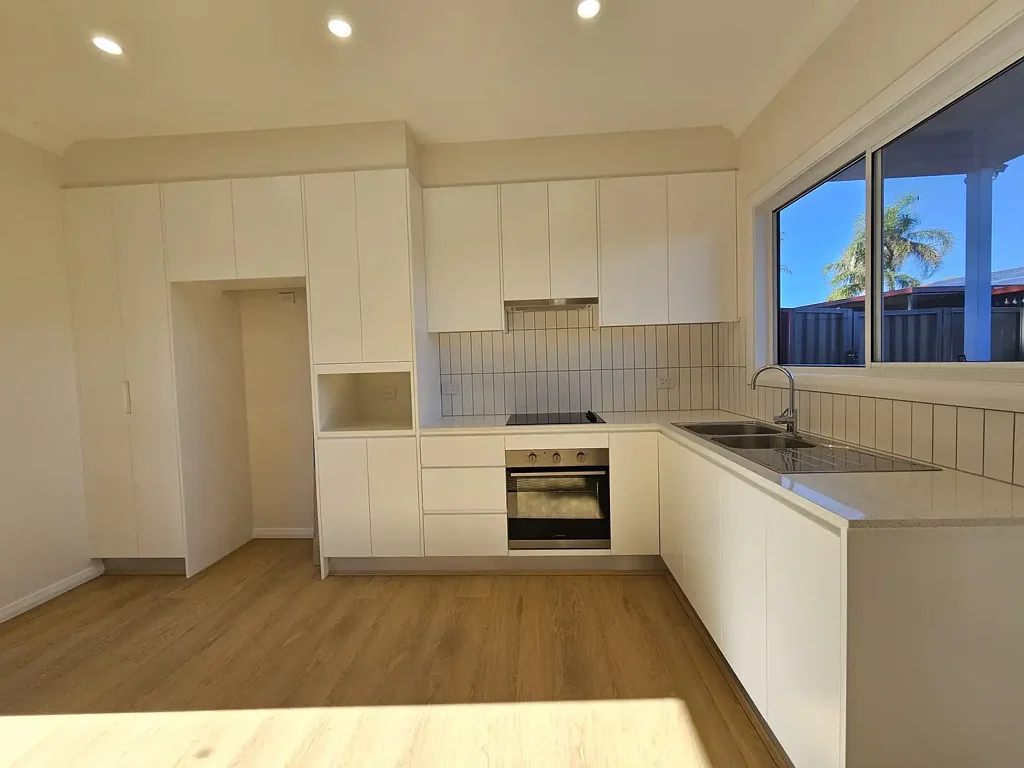 Brand New Granny Flat with backyard and access to Park