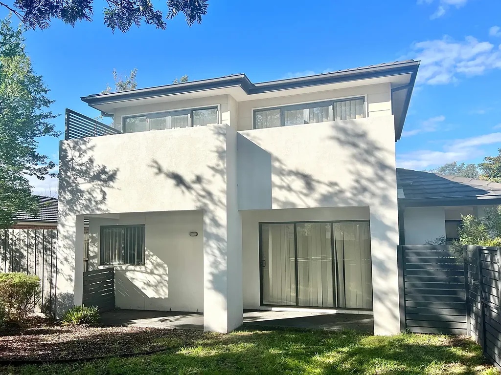 Located walking distance to the beach, station and all Kananook has to offer.