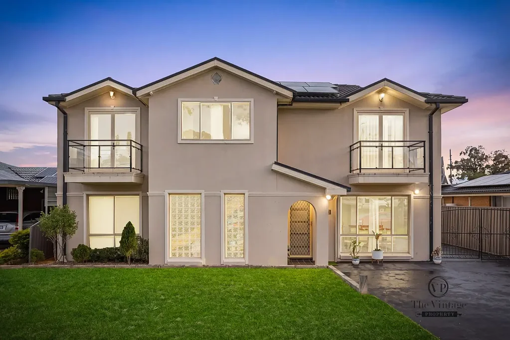 Quakers Hill 5房 宽敞五卧 599㎡土地 主卧带套 现代厨房 多区生活 便利学区 近购物中心 太阳能 双车库 大后院 Exceptional Family Residence Offering Space, Style & Lifestyle