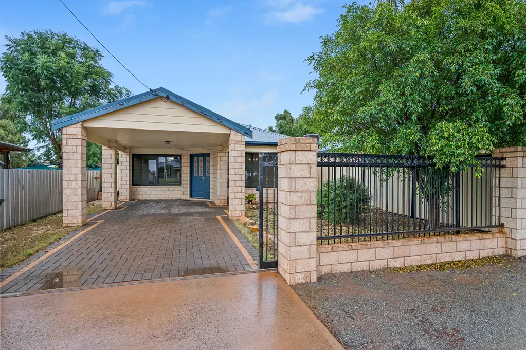 South Kalgoorlie 3Kwarto Brick 3-Bedroom Home, That's Perfect for the Growing Family OR as a Set-And-Forget Rental!