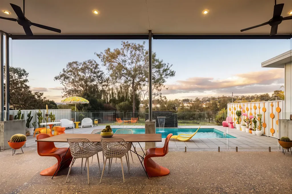 Karalee 5ਬੈੱਡਰੂਮ Architectural Acreage Living with Mid-Century Modern Soul