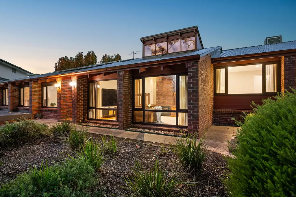 Flagstaff Hill 3房  An Exceptional Three-Bedroom Haven with Stunning Raked Ceilings and Exposed Brick Features...