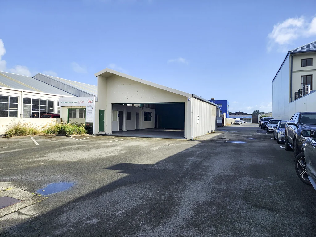 Invercargill Inner City Premium Workshop with 13 carparks
