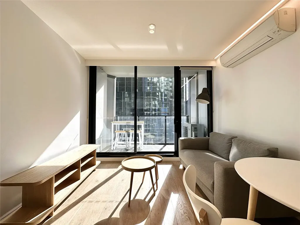 FURNISHED CONVENIENT 2 BEDROOM APARTMENT LOCATED IN MELBOURNE CENTRAL!!!