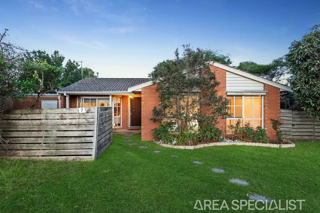 Frankston 2Moenga The Brief: Privately Positioned & Perfectly Connected