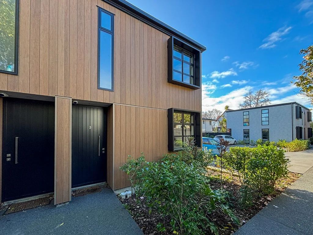 2 bed, 2 bath in the heart of St Albans!