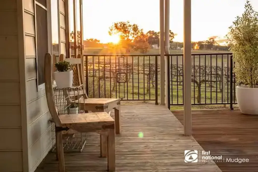 FULLY FURNISHED RIVERSIDE RETREAT