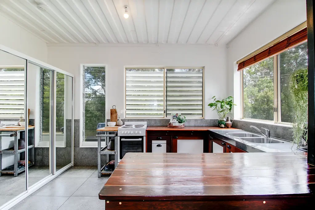 Macleay Island 1 Slaapkamer Tastefully Finished Island Retreat – Elevated, Near-New & Move-In Ready! - Veggie gardens fully established
