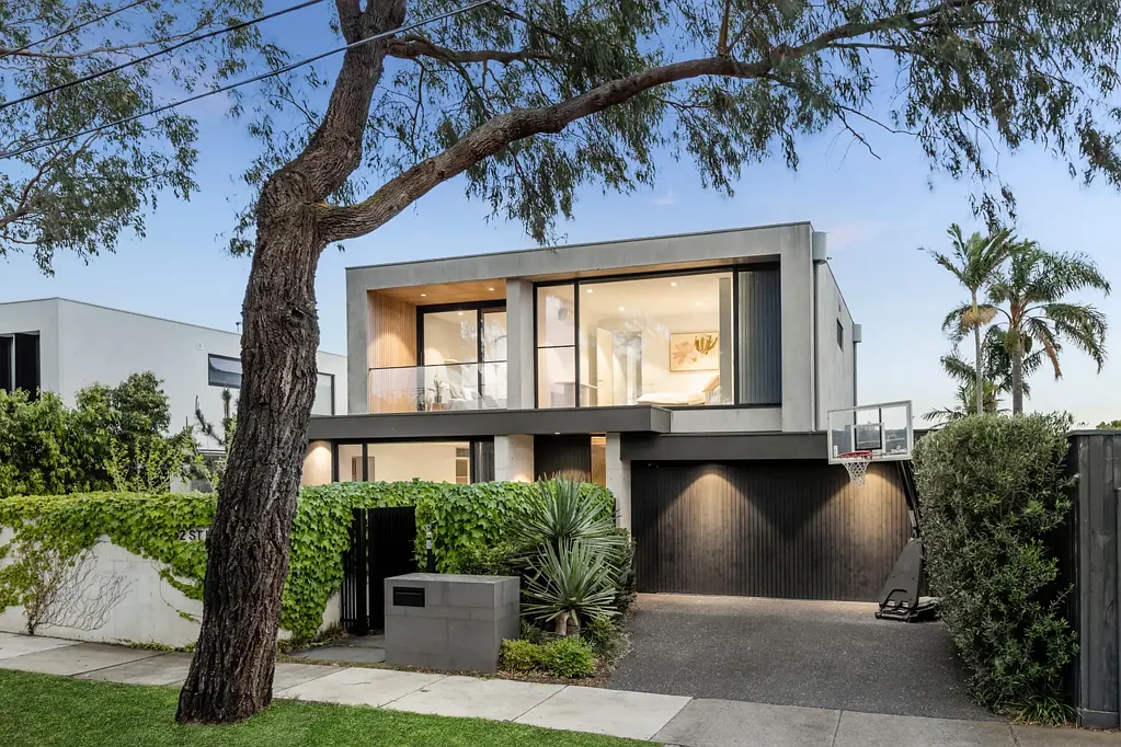 Hampton 4Kwarto Incredible Proportions, Abundant Light & a Blue Chip Address