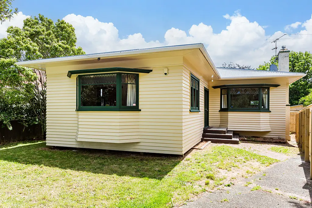 Waiwhetu 4બેડરૂમ OVERSEAS AND DONE - MUST SELL