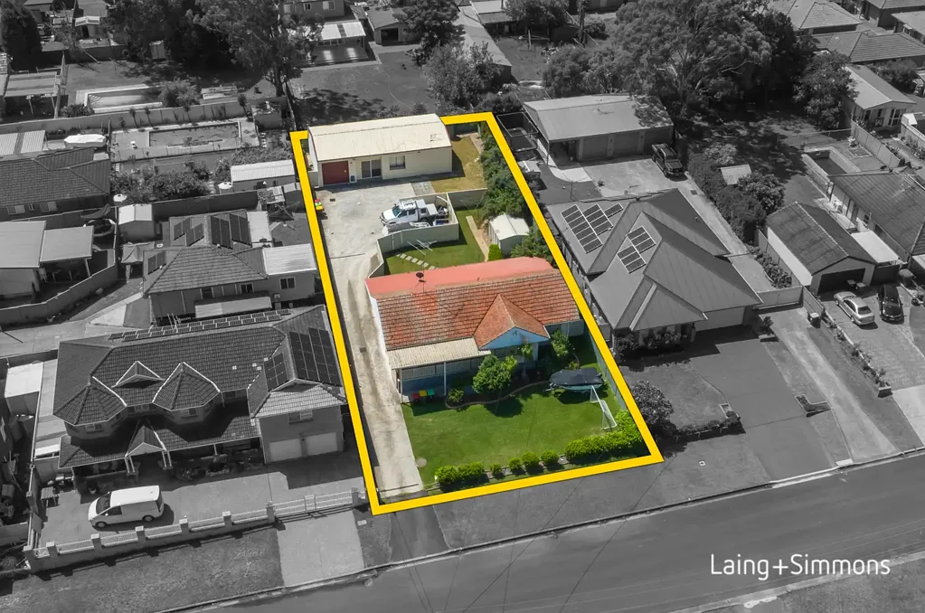 Mount Druitt 5房 黄金地段临街宽20m 1,012sqm阔地 双重收入潜力 主宅保养佳 厨房燃气灶 阳光房接庭院 Granny flat带车库 潜力无限 Dual Income property set on an elevated 1,012sqm block
